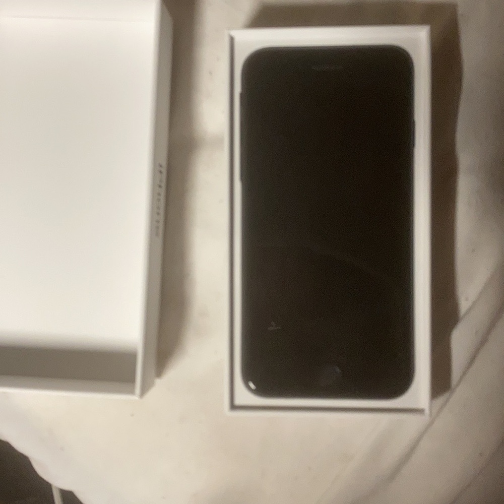 iPhone SE Black 64 GB for Straight Talk Brand New